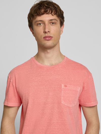 Männermodel trägt T-Shirt aus Baumwoll-Leinen-Mix mit Brusttasche von Superdry in Rosa, Regular-Fit, Rundhalsausschnitt, Herren T-Shirt, Nahaufnahme Oberkörper, Rückenlänge bei Größe M: 66 cm