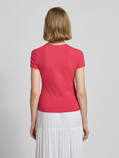 Frauenmodel trägt Slim Fit T-Shirt mit Motiv-Stitching von REVIEW in kräftigem Pink, Baumwoll-Mix, Rückenlänge 55 cm, Ganzkörperansicht Rückansicht.