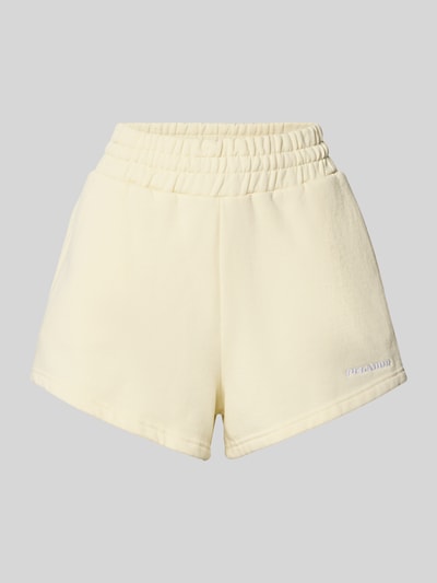 Produktfoto, High Waist Sweatshorts mit Logo-Stitching Modell 'WILUNA' von Pegador, Damen Sweatshorts aus Baumwoll-Mix in Hellgelb, elastischer Bund, Struktur weich, Bundweite bei Größe S 30 cm, Innenbeinlänge bei Größe S 8 cm.