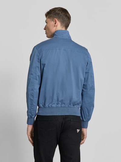 Männermodel trägt Jacke mit Zweiwege-Reißverschluss Modell 'Badger' von Blauer Usa in Blau aus Baumwoll-Elasthan-Mix, Regular-Fit, Rückenansicht.