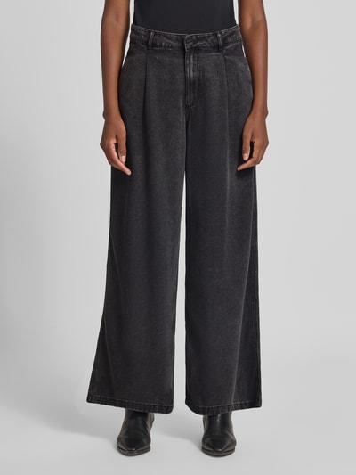 Frauenmodel trägt Wide Leg Jeans aus Lyocell-Mix mit Bundfalten von zero, dunkle Farbe, lockerer Schnitt, Ganzkörperansicht von vorne. Damen Jeans von zero, Lyocell-Mix mit Viskose-Anteil, Wide Leg, Bundfalten, Gesäßtaschen, Bundweite bei Größe 36: 40 cm, Innenbeinlänge bei Größe 36: 75 cm.