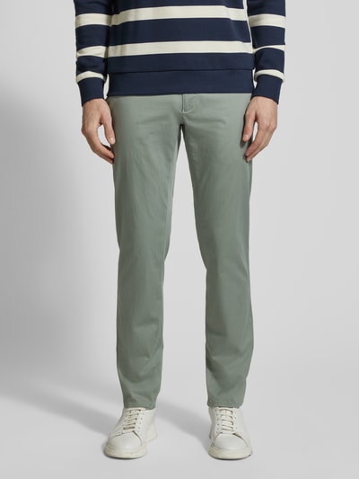 Männermodel trägt fein strukturierte Hose Modell 'Fabio' von Brax, Baumwoll-Elasthan-Mix, Slim Fit, Ganzkörperansicht von vorne.