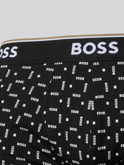 Männermodel trägt Slim Fit Boxershorts aus Baumwoll-Mix Modell 'POWER' von BOSS mit Label-Schriftzug, elastischem Bundabschluss, Stretch-Webstruktur, Nahaufnahme Oberkörper.