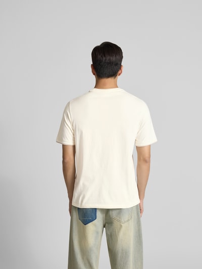 Männermodel trägt Slim Fit T-Shirt aus Baumwolle von MAISON KITSUNÉ in Creme mit Kontrastbesatz, Rückenlänge 69 cm, Ganzkörperansicht Rückansicht.