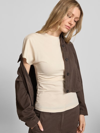 Frauenmodel trägt T-Shirt aus Baumwolle mit Rundhalsausschnitt von Jake*s Casual in Reine Baumwolle, Slim-Fit, Teilungsnaht, Rückenlänge 61 cm, Ganzkörperansicht von vorne.
