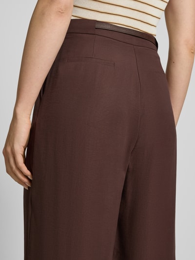 Frauenmodel trägt Stoffhose aus Modal-Mix mit Gürtel von More & More, Damen Wide Leg mit Gelegte Falten, Detailaufnahme Rückansicht.