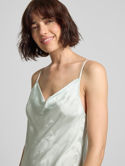Vrouwenmodel draagt Fließendes Maxikleid aus Viskose mit Spaghettiträgern van Calvin Klein Womenswear, all-over motief look, cascadehals, verstelbare spaghettibandjes, pasvorm fließend, maxi lengte, materiaal: zuiver viscose, nahaufnahme bovenlichaam.