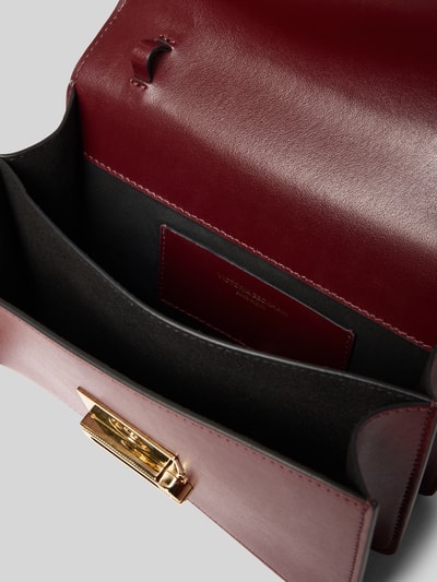 Produktfoto, Clutch aus Leder von Victoria Beckham in Bordeauxrot mit goldfarbenem Verschluss, zwei Hauptfächer, Innentasche, beschichtet, Detailaufnahme Innenraum, Breite 20 cm, Länge 12 cm, Tiefe 8 cm
