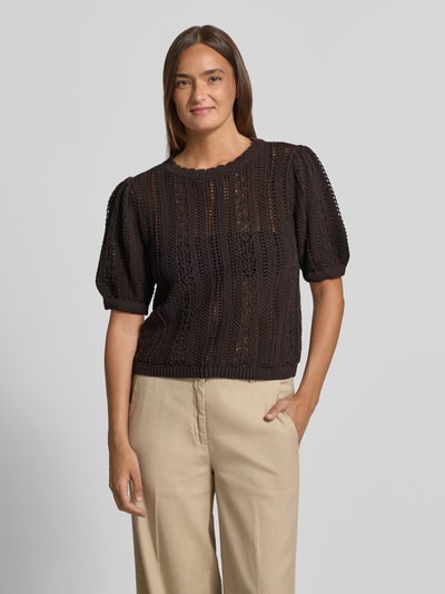 Modelka kobieca ma na sobie Strickshirt mit Rundhalsausschnitt und Wellensaum od Jake*s Casual, czarny, bawełniany, krój regular fit, długość tyłu 53 cm, długość rękawa 28 cm, widok całej sylwetki z przodu.