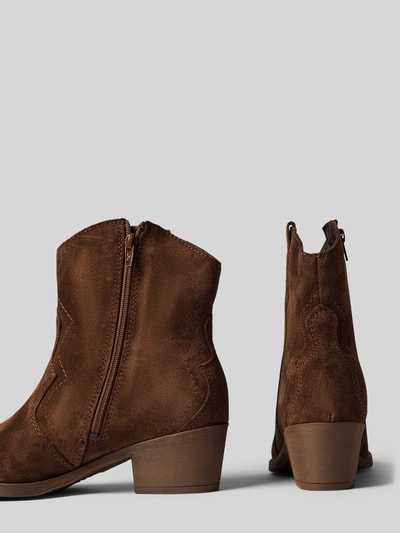 Produktfoto, Stiefeletten aus echtem Rindsleder von Tamaris in Braun mit weicher Textur und geschwungenen Nähten auf hellem Hintergrund. Damen Stiefeletten von Tamaris