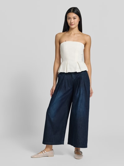 Vrouwenmodel draagt dames Palazzo-jeans met Gesäßtaschen Modell 'Liv' van Buena Vista, mix van katoen en lyocell, wijd been, knoopsluiting, ganzekörperaanzicht voorkant.