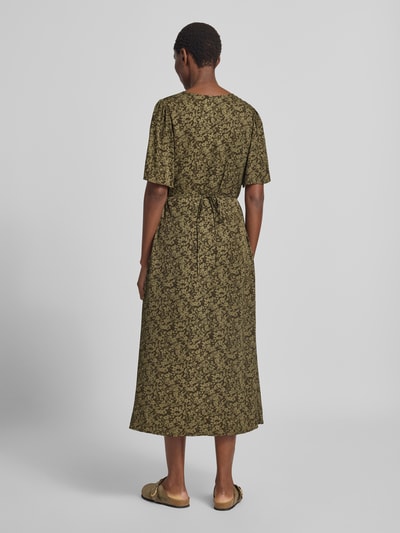 Frauenmodel trägt Tailliertes Freizeitkleid aus reiner Viskose von Marc O'Polo in olivgrün mit dunklem Muster, Ganzkörperansicht Rückansicht. Damen Freizeitkleid von Marc O'Polo.