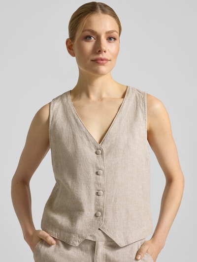 Frauenmodel trägt Weste aus Leinen-Mix mit V-Ausschnitt Modell 'lavasi' von FREE/QUENT in Beige mit Knopfleiste, Nahaufnahme Oberkörper. Regular Fit, Viskose-Anteil, natürliche Struktur, weiche Textur.