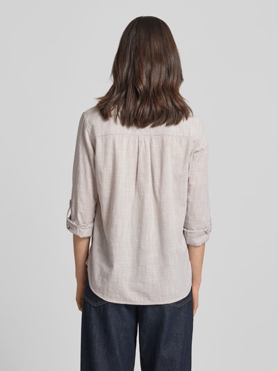 Vrouwenmodel draagt Regular Fit Hemdbluse aus reiner Baumwolle van Tom Tailor in effen kleuren met overhemdkraag, popeline, afgeronde rompzoom, achterpas met plooien, borstzakken, lange mouw met manchet, ganzkörperansicht Rückansicht.