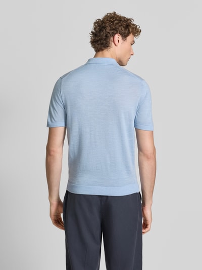 Męski model nosi Regular Fit Poloshirt aus reiner Baumwolle in Strick-Optik von Fynch-Hatton, jasnoniebieski kolor, imitacja dzianiny, kołnierzyk polo, krótki rękaw, Długość tyłu w rozmiarze M: 67 cm, Ganzkörperansicht Rückansicht.
