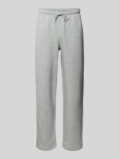 Produktfoto, Sweatpants mit Logo-Stitching und Eingrifftaschen von Nike in Hellgrau, Baumwoll-Mix, Loose Fit, elastischer Bund, sichtbare Struktur