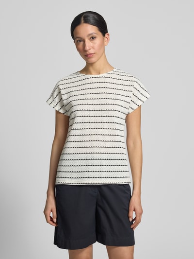 Frauenmodel trägt Damen T-Shirt mit Rundhalsausschnitt Modell 'SIV' von B.Young im Allover-Look, Material-Mix mit Baumwoll-Anteil, Regular-Fit, Rückenlänge bei Größe S 60 cm, Streifenmuster in Schwarz und Weiß. Ganzkörperansicht von vorne.