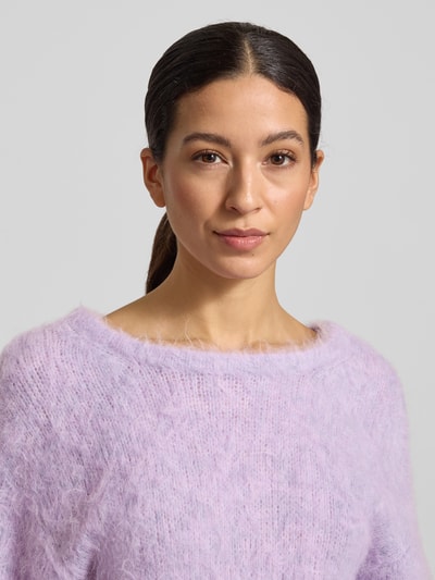 Frauenmodel trägt Strickpullover mit gerippten Abschlüssen Modell 'NIBY' von American Vintage in Flieder, weiche Textur, Nahaufnahme Oberkörper. Damen Strickpullover aus Alpaka-Mix mit lockerem Schnitt, Rundhalsausschnitt, Stretch-Anteil.