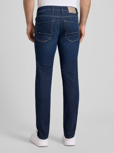 Mężczyzna nosi Regular Fit Jeans mit Eingrifftaschen od bugatti, bawełniany miks ze stretch, ciemnoniebieski, tylne kieszenie, szerokość w rozmiarze 32/32: 44 cm, długość nogawki od wewnątrz 80 cm, krój regular fit, widok całej sylwetki z tyłu