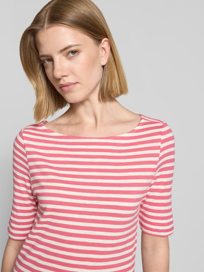 Modelka nosi Slim Fit T-Shirt aus reiner Baumwolle von s.Oliver RED LABEL, efekt: wzór w paski, krój slim fit, dekolt w łódkę, rękaw o dł. 1/2, dżersej z cieniowanej przędzy, 100% bawełna, naszywka z logo; zbliżenie na górną część sylwetki.