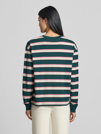 Frauenmodel trägt Regular Fit T-Shirt aus reiner Baumwolle von Jake*s Casual mit grünen, weißen und rosa Streifen, Ganzkörperansicht Rückansicht.
