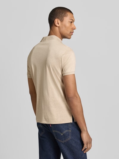 Męski model nosi Regular Fit Poloshirt aus reiner Baumwolle von Polo Ralph Lauren, jednokolorowy, krój regular fit, logo, kołnierzyk polo, 3-guzikowe zapięcie, krótkie rękawy z ściągaczem, rozcięcia u dołu, jersey, czysta bawełna, widok całej sylwetki z tyłu.