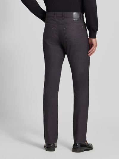 Männermodel trägt Straight Fit Hose aus Baumwoll-Mix Modell 'Yarn' von bugatti, dunkler Farbton, 5-Pocket-Design, Ganzkörperansicht Rückansicht. Elastischer Baumwoll-Mix, Knopf- und Reißverschluss, Bundweite 40 cm, Innenbeinlänge 81 cm.