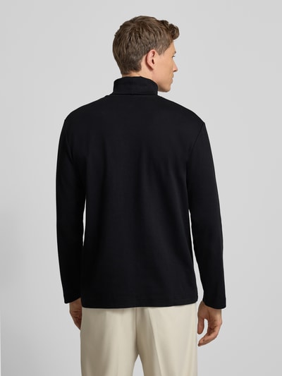 Mężczyzna model nosi Regular Fit Rollkragenpullover aus Baumwoll-Mix od Tom Tailor, efekt: jednolity kolor, długi rękaw, aplikacja z logo, mieszanka bawełny, Ganzkörperansicht Rückansicht.