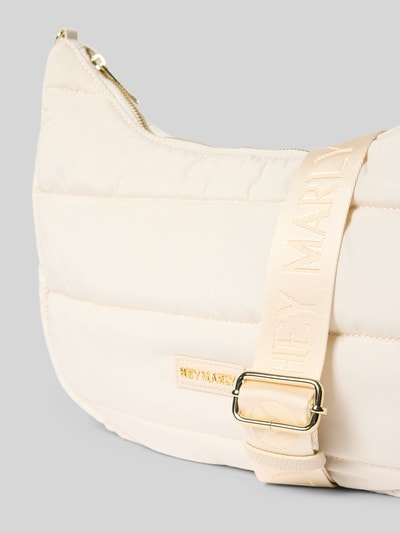 Produktfoto, Halfmoon Bag mit Label-Detail Modell 'Lifetime Buddy M' von Hey Marly in Beige, gesteppt, goldfarbener Reißverschluss, Breite 43 cm, Länge 21 cm, Tiefe 12 cm, verstellbarer Schultergurt, Hauptfach und Reißverschlussfach innen