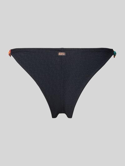 Produktfoto, figi bikini z fakturowanym wzorem Banana Moon, mieszanka materiałów z dodatkiem streczu, dopasowany krój, detal z logo, model 'DESNA CHAINY'