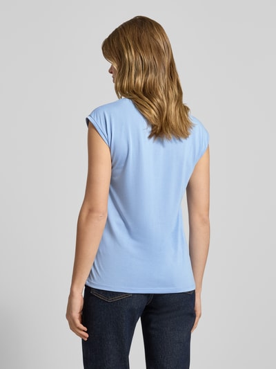 Frauenmodel trägt Relaxed Fit T-Shirt aus Modal-Mix Modell 'KAMALA' von Pieces, Optik: Unifarben, Kurzarm, Rückansicht, Ganzkörperansicht.