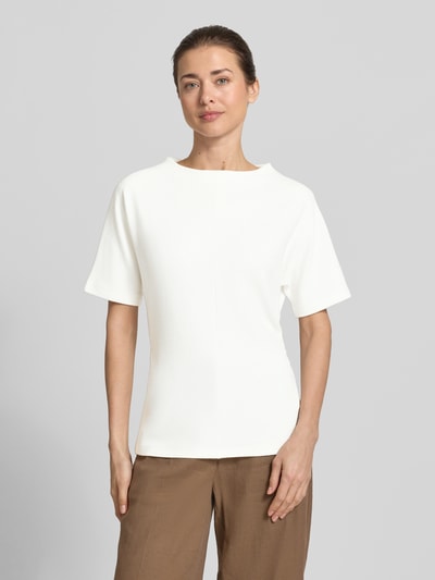 Frauenmodel trägt Damen T-Shirt mit Strukturmuster Modell 'Kavora' von Someday in Creme, Viskose-Mix mit Stretch-Anteil, Gerader-Schnitt, Rundhalsausschnitt, Rückenlänge bei Größe 36: 62 cm, Ganzkörperansicht von vorne.