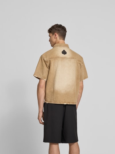 Männermodel trägt Regular Fit Freizeithemd aus Baumwolle von Don't Waste Culture, Distressed-Look, kurzärmelig, beige, Ganzkörperansicht Rückansicht. Rückenlänge 67 cm, Schulterbreite 51 cm, Ärmellänge 25 cm, Durchgehende Knopfleiste.