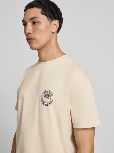 Mannenmodel draagt T-Shirt met Logo und Rundhalsausschnitt van BLKVIS, pure katoen, regular fit, logo, crèmekleur, detailopname bovenlichaam