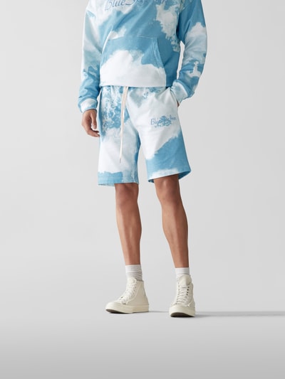 Blue Sky Inn Sweatshorts in Batik-Optik Hellblau 4