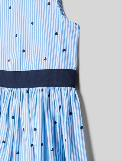 Produktfoto, Regular Fit Kleid im ärmellosen Design von Blue Seven, reine Baumwolle, hellblau mit weißen Streifen, schwarze Herzmuster, Falten-Optik, Nahtreißverschluss, Rundhalsausschnitt, Rückenlänge 67 cm bei Größe 116, strukturierte Textur.