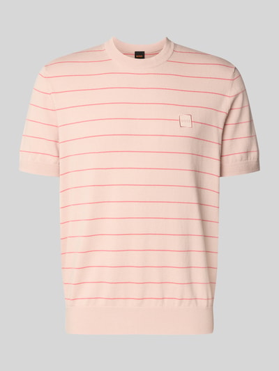 Produktfoto, Regular Fit T-Shirt aus Baumwoll-Kaschmir-Mix Modell 'KANACHO' von BOSS Orange, Optik:Allover-Muster gestreift, Label-Patch, Rundhals, Kurzarm, gerippte Abschlüsse, Feinstrick, hellrosa mit roten Streifen
