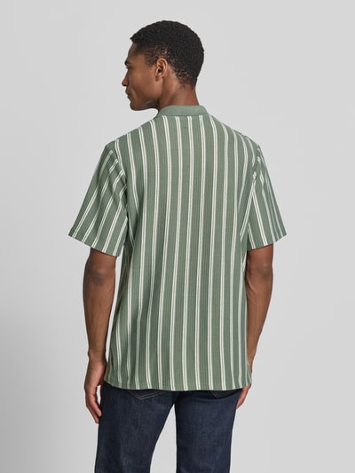 Männermodel trägt Regular Fit Poloshirt mit V-Ausschnitt Modell 'HARRY' von Jack & Jones Premium, Allover-Look, Rückenlänge 68 cm, Ganzkörperansicht Rückansicht.
