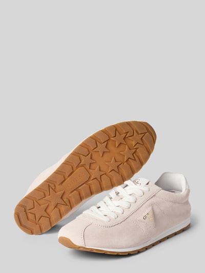 Produktfoto, Sneaker aus Leder mit Label-Details Modell 'TIAH3' von Guess, hellbeige mit brauner Sohle, abgerundete Spitze, Schnürung, Damen Sneaker, Absatzhöhe 2 cm, Schafthöhe 6 cm, Schaftweite 8 cm