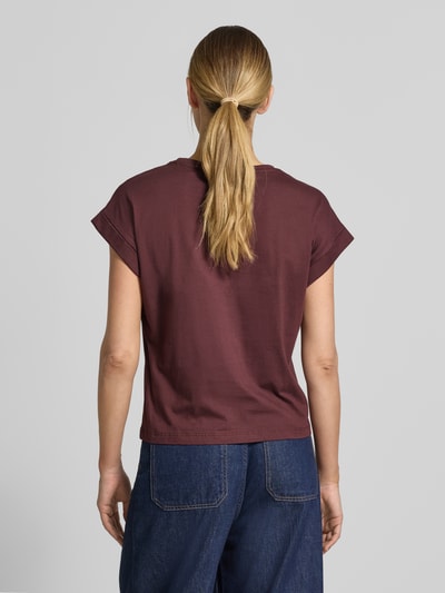 Vrouwenmodel draagt T-shirt met applicaties en ronde hals van Christian Berg Woman in donkerrood, puur katoen, regular fit, ruglengte bij maat S 60 cm. Ganzkörperansicht Rückansicht.