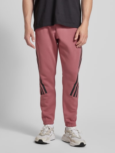 ADIDAS SPORTSWEAR Spodnie dresowe o kroju slim fit z charakterystycznymi dla marki paskami Brudnoróżowy 4