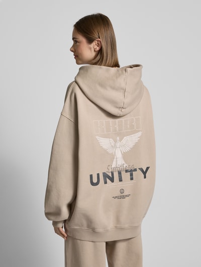 Karo Kauer Oversized Hoodie mit Label-Detail Modell 'Unity' Taupe 5