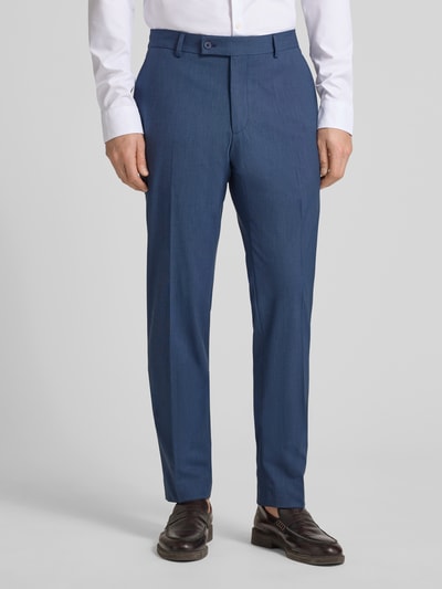Männermodel trägt Chino mit französischen Eingrifftaschen von HECHTER PARIS, Unifarbenes-Design, Material-Mix mit Schurwoll-Anteil, Gerader-Schnitt, Ganzkörperansicht von vorne.
