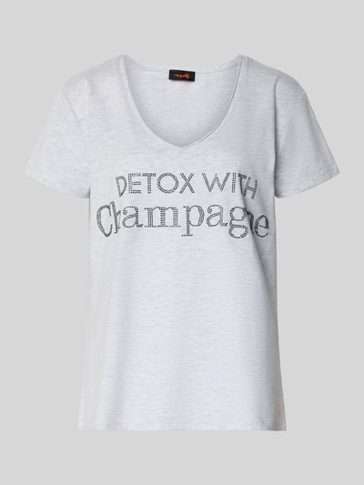 Frauenmodel trägt T-Shirt mit Label-Detail von miss goodlife, Baumwoll-Elasthan-Mix, lockerer Schnitt, V-Ausschnitt, Ganzkörperansicht von vorne