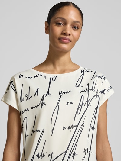 Frauenmodel trägt Relaxed Fit T-Shirt aus Baumwoll-Mix von s.Oliver BLACK LABEL, Vorderteil mit Allover-Muster, U-Boot-Ausschnitt, Nahaufnahme Oberkörper.
