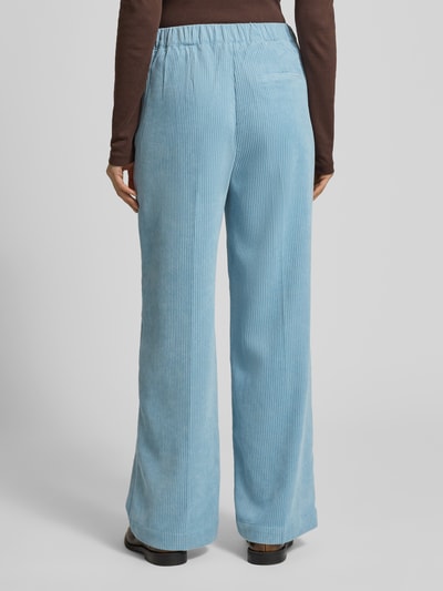 Frauenmodel trägt Stoffhose mit elastischem Bund Modell 'Cevil' von Someday in hellblauem Cord, Lockerer-Schnitt, Ganzkörperansicht Rückansicht.