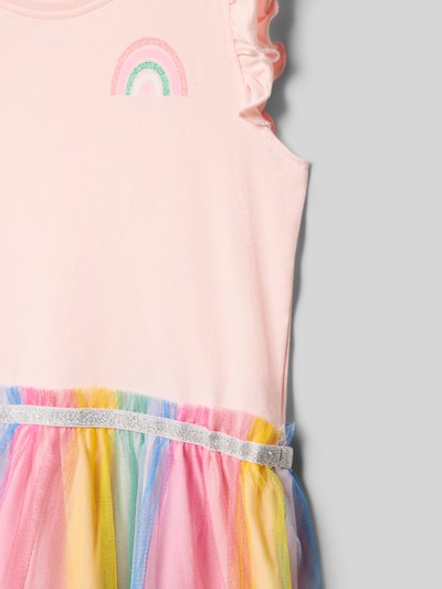 Mädchen trägt Regular Fit Kleid mit Motiv-Print von Blue Seven, pastellrosa Oberteil, bunter Mesh-Rock, Rundhalsausschnitt, Nahaufnahme Oberkörper.