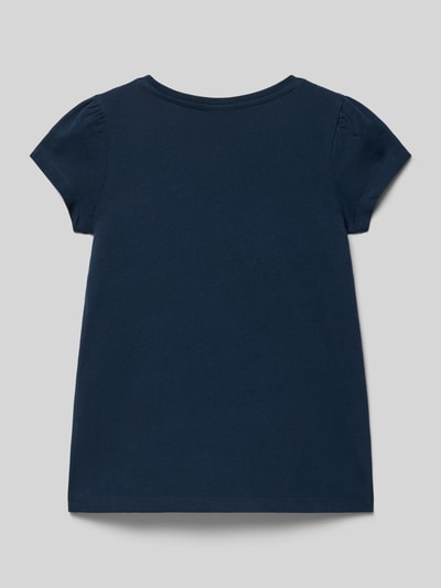 Mädchen trägt A-Shape Fit T-Shirt aus reiner Baumwolle von s.Oliver RED LABEL, Optik: Unifarben, A-Linien-Passform, Jersey, Ganzkörperansicht Rückansicht.