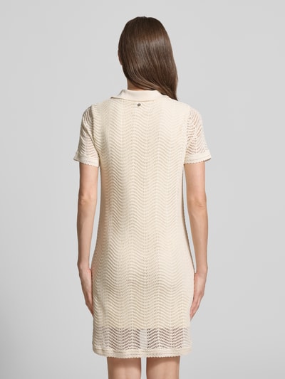 Frauenmodel trägt Leicht ausgestelltes Häkelkleid aus Baumwoll-Mix Modell 'C_ELOA' von BOSS Orange in Unifarbe mit Häkelspitze, Ganzkörperansicht Rückansicht.
