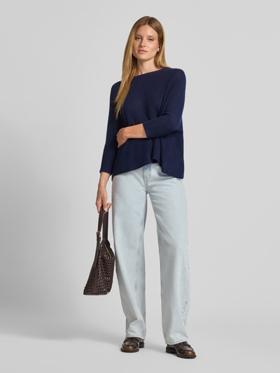 Kobieta nosi granatowy sweter z dzianiny z kaszmiru z rękawem o dł. 3/4 JOOP!, krój relaxed fit, okrągły dekolt, Model 'Katy', Długość tyłu w rozmiarze 36: 59 cm, Długość rękawów w rozmiarze 36: 16 cm, cała sylwetka z przodu.